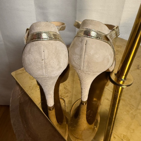 Brenda Zaro Elegant Tan and Gold Heels with Metallic Accents - Picture 3 of 9